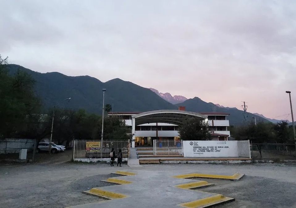Captan nueva pelea entre jóvenes afuera de secundaria en Monterrey