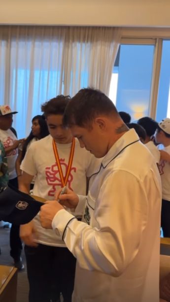 Canelo firmando gorras a jóvenes campeones de Nuevo León. | Especial