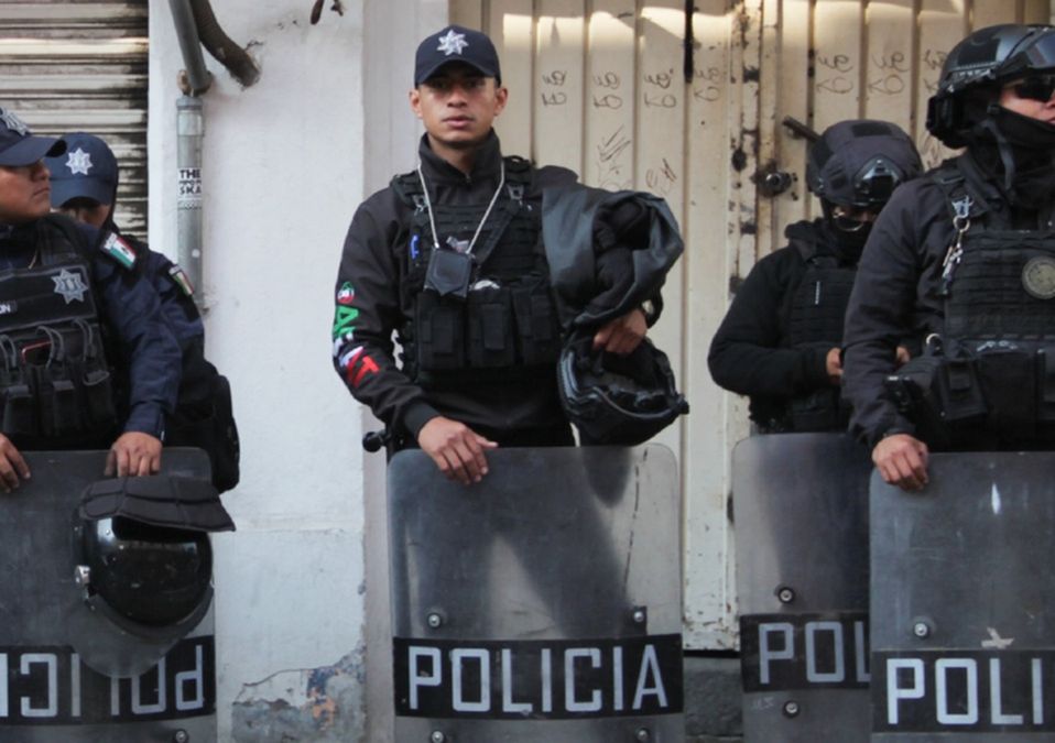 Elementos de seguridad realizan un operativo en el centro histórico de Puebla para implementar un reordenamiento / Agencia Es Imagen