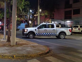 Policías bloquearon la vialidad para permitir que la emergencia sea atendida si contratiempos. | Javier León