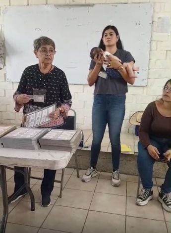La mujer cargó al bebé para que su madre pudiera votar