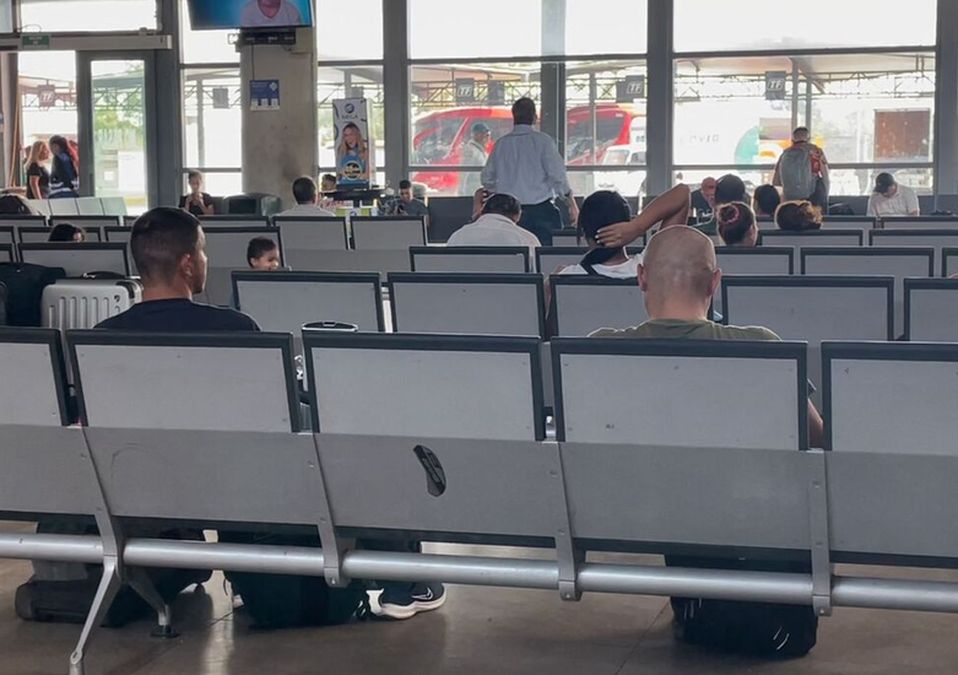 Pasajeros intentan quitarse el calor meneando cualquier objeto. | Víctor González Garza