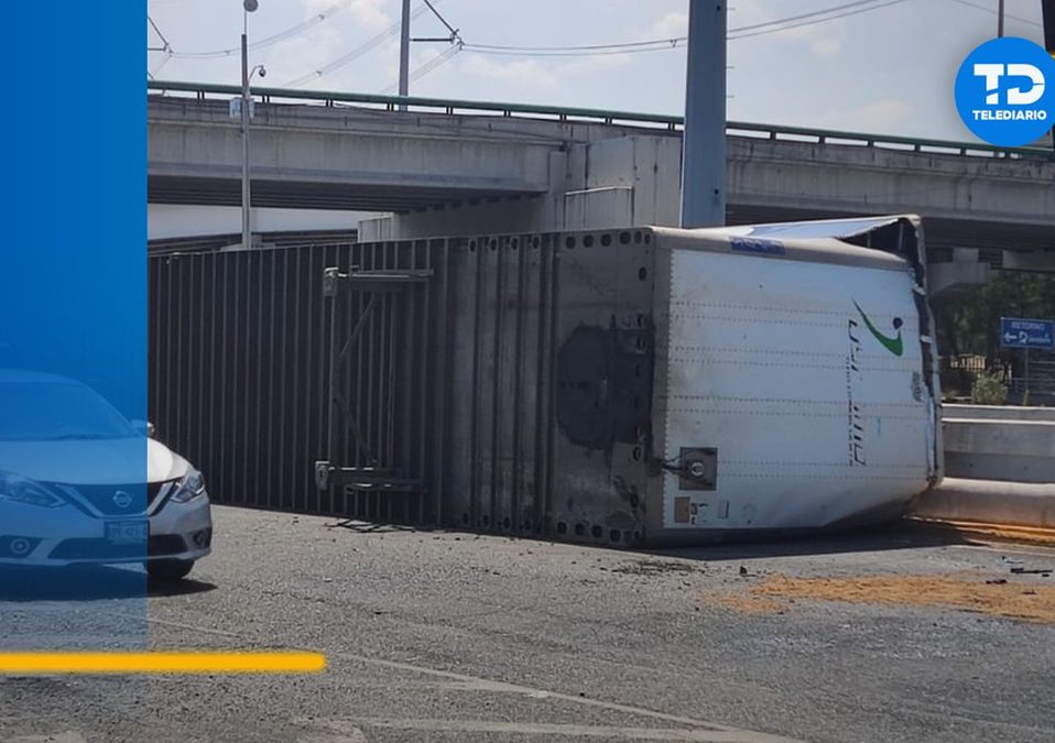 Volcadura de camión deja a chofer lesionado en avenida Barragán en Escobedo | Francisco Zúñiga