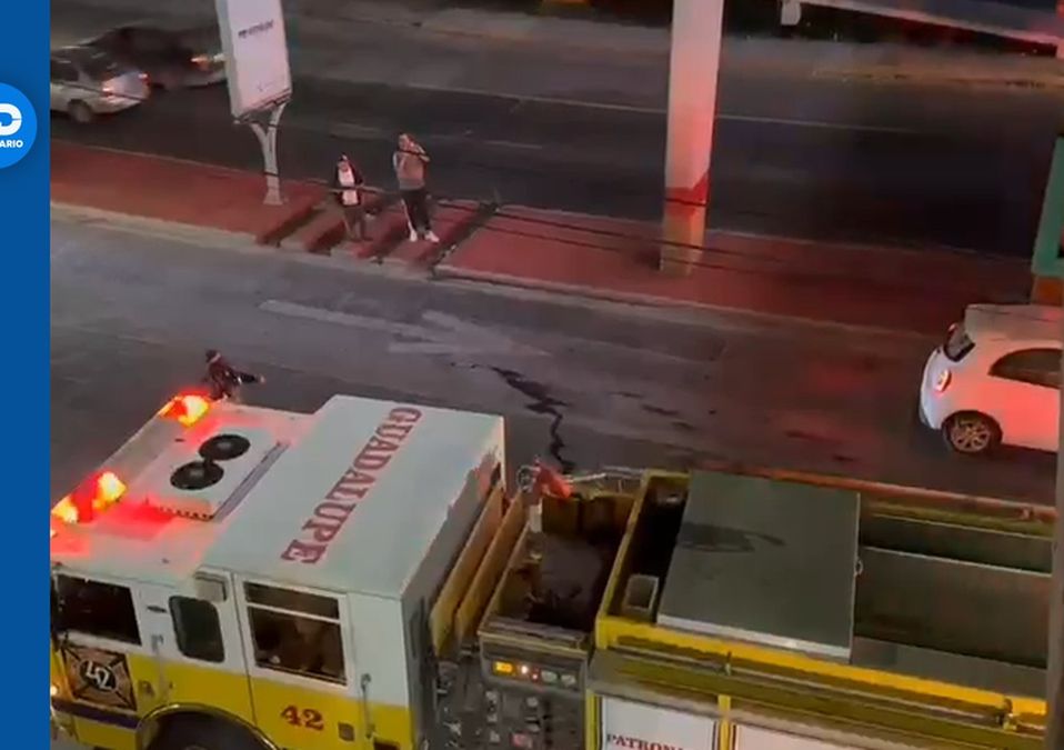 Policías salvan a hombre en puente de Guadalupe, Nuevo León. | Especial
