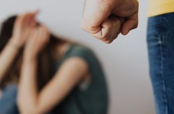 El padre asegura que el sujeto la mantuvo incomunicada y bajo constantes agresiones físicas durante más de 12 horas.