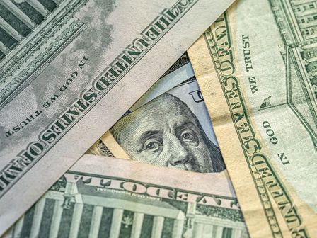 El precio del dólar afecta directamente en las remesas que llegan a México. | Magnific