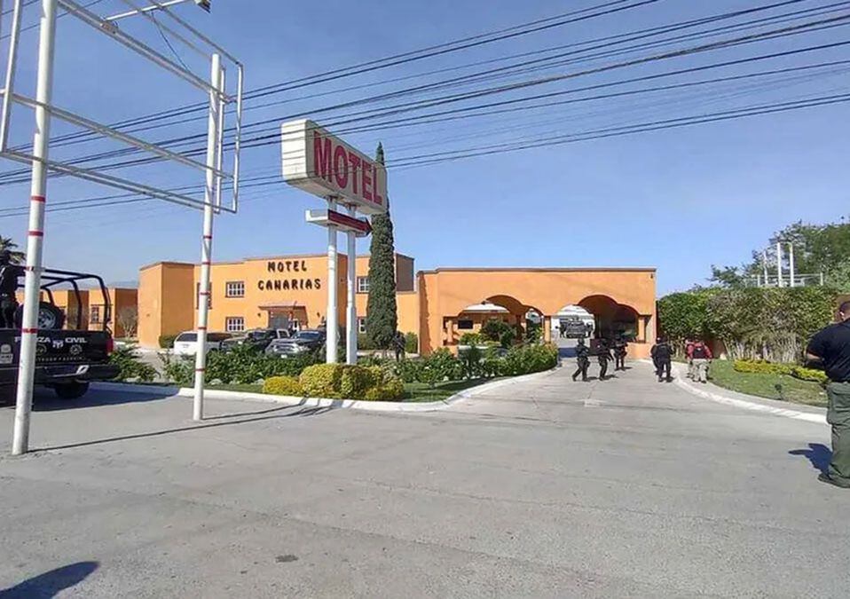 Detienen a presuntos delincuentes tras movilización en motel en avenida Lincoln en Monterrey