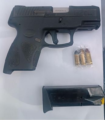 Una de las armas cortas decomisadas a los detenidos en Juárez, Nuevo León. | Cortesía