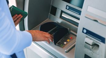 Los delincuentes buscan víctimas como adultos mayores, quienes muchas veces tienen pocas habilidades con el cajero automático. | Cortesía