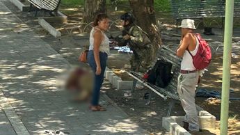 Un hombre que se encontraba sentado en una banca fue atacado a balazos por sujetos armados | Arnoldo Delgadillo
