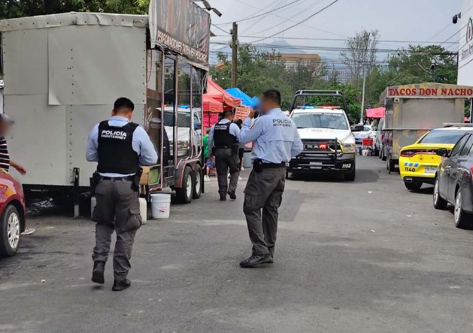 Elementos de la Policía de Monterrey resguardaron la escena donde fue agredido el hombre herido. | Agustín Martínez