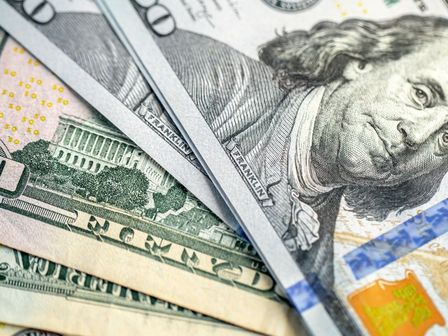 El peso mexicano logra mantenerse estable como moneda emergente. | Magnific
