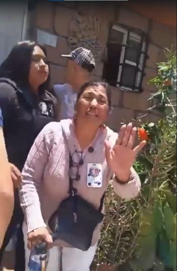 Vecinos acudieron para ayudar a adulta mayor cuando era desalojada en Ecatepec
