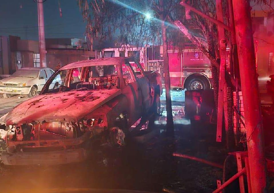 La familia que habitaba en la casa que fue consumida por el incendio pidió apoyo a la comunidad. | PC de NL