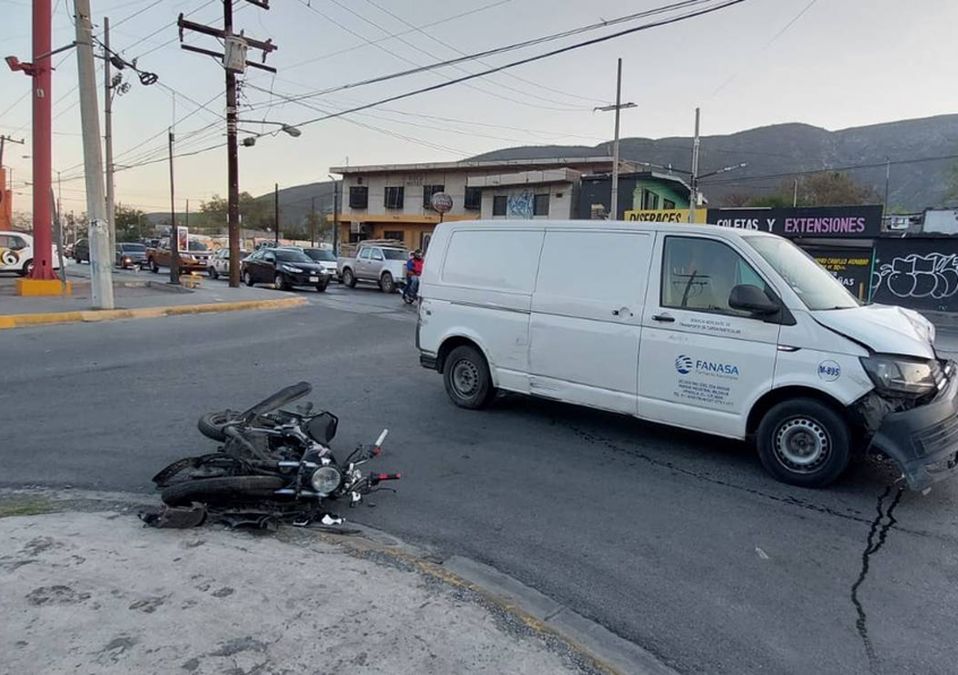 Motociclista resulta lesionado tras choque en Monterrey