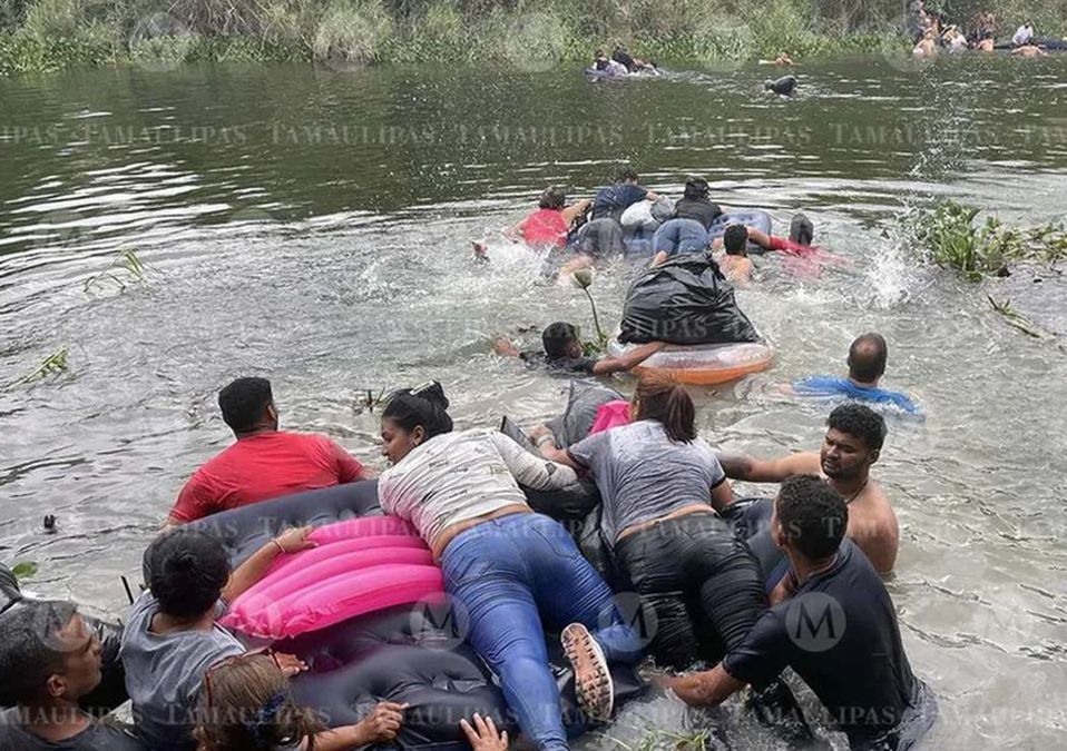 Migrantes cruzan la frontera a bordo de colchones inflables. | Ángel Domínguez