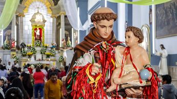 Las alfombras son sello distintivo con el que los habitantes de Acatzingo decoran sus calles para el paso de la procesión | Es Imagen