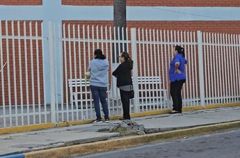 Madres de familia afuera de la Secundaria Profesor Roger Pompa Pérez. | Fabricio Gallegos