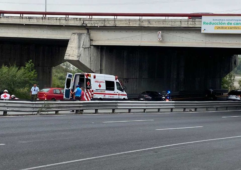 Motociclista resulta lesionado tras derrapar en avenida Constitución en Monterrey. | Edgar Plata