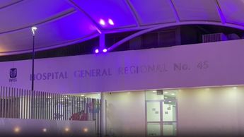 Luego de ser atendido en la clínica del IMSS, se determinó su traslado a otro hospital en Guadalajara. | Javier León
