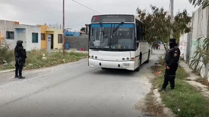 El conductor acababa de iniciar su recorrido rumbo a una compañía industrial, cuando de pronto escuchó las detonaciones.  / Agustín Martínez