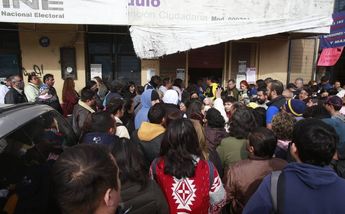 Filas a las afueras del INE en CdMx. (Especial)