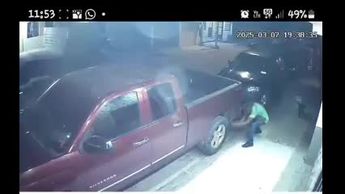 Escobedo: Hombre agrede casa de mujer y lo exhibe | VIDEO