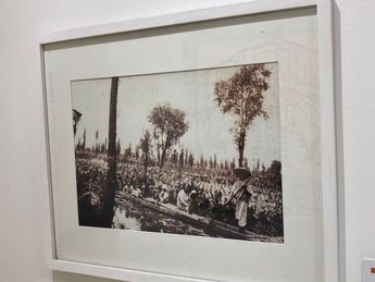 Fotografía de habitantes de Iztapalapa en las chinampas. | Carlos Ortega