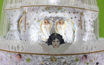Los altares monumentales de Huaquechula se adornan con imágenes religiosas / Melanie Torres
