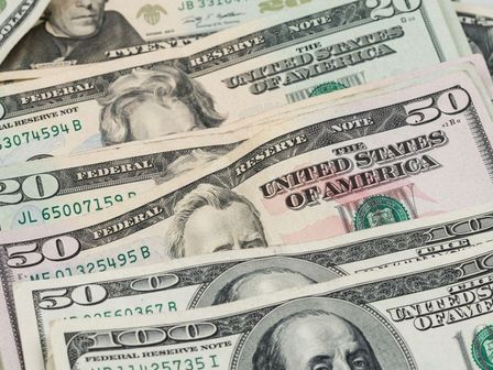 Las remesas cambian su valor dependiendo el precio del dólar en México. | Gemini IA
