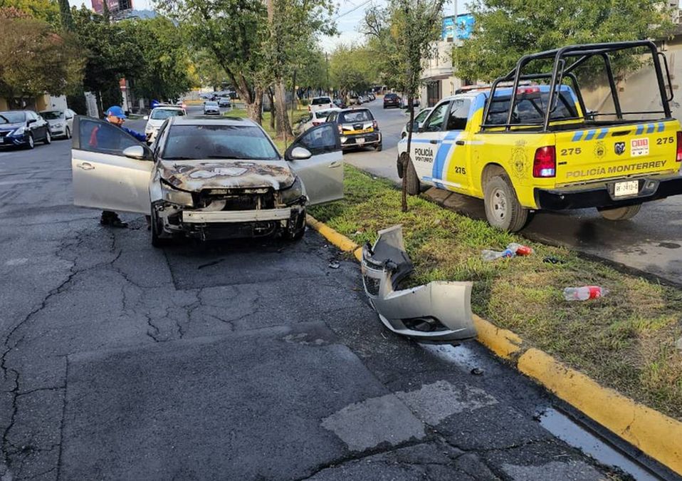 Se incendia auto en la colonia Contry en Monterrey. | Fabricio Gallegos