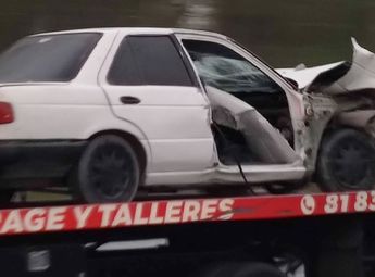 El vehículo Tsuru quedó completamente destruido. | Cortesía