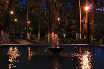 Interior del centro vacacional Metepec durante la noche | Andrés Lobato