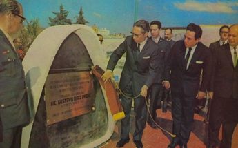 El ex presidente de México, Gustavo Díaz Ordaz, coloca placa conmemorativa en bulevar 5 de Mayo | Archivo Puebla Antigua