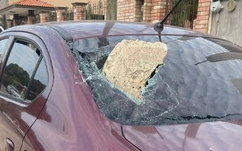 Lanza enorme piedra a carro de joven en Madero | Especial