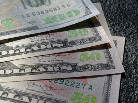 El precio de la moneda mexicana esta relacionada con el dólar