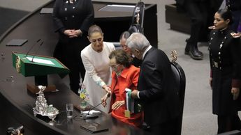 AMLO se quita la Banda Presidencial y la entrega a Ifigenia Martínez