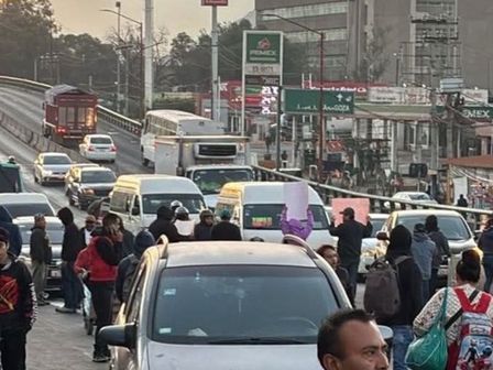 Manifestantes bloquean la autopista México-Puebla a la altura del penal de Santa Martha Acatitla / Redes sociales