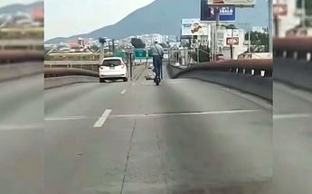 Captan a hombre conduciendo patín eléctrico en avenida Morones Prieto en Monterrey | Especial