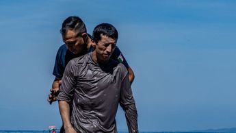 El surfista fue escoltado fuera de la playa por elementos de Protección Civil | Brayan Celis