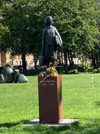 Estatua de Ana Frank cerca de la librería Boekhandel Jimmink BV. | Carlos Ortega