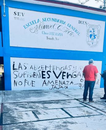 El mensaje con claras faltas ortográficas pudo haber sido pintado por alumnos de la institución / Isabel Zamudio
