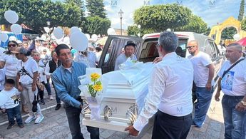 Familiares, amigos y vecinos se unieron en una emotiva despedida a Santiago, con globos, flores y música.| Christian Ortiz