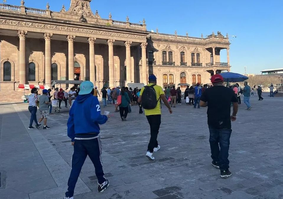 Vendedores ambulantes protestan en Palacio de Gobierno tras ser retirados de la Macroplaza