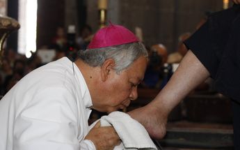 El arzobispo de Puebla Víctor Sánchez Espinosa realiza el lavatorio de pies en Jueves Santo | Agencia Es Imagen