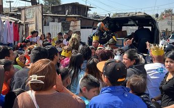 Los policías repartieron también rosca de Reyes y atole /Ramón Ramírez