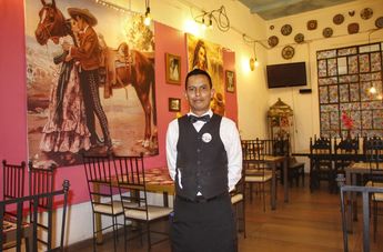 Sergio Fuentes, mesero del restaurante 'La Antigua China Poblana / Melanie Torres