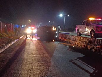 Vehículo volcado en accidente de Zapopan / Vicente Torres Alfaro