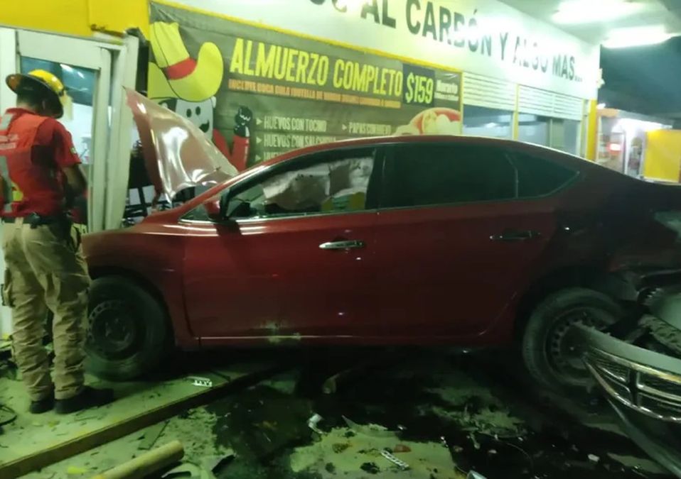 Automovilista se impacta contra restaurante tras choque múltiple en Montemorelos