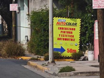 Las autoridades encontraron los explosivos sobre una banqueta, entre un anuncio y un poste. | Francisco Zúñiga Esquivel